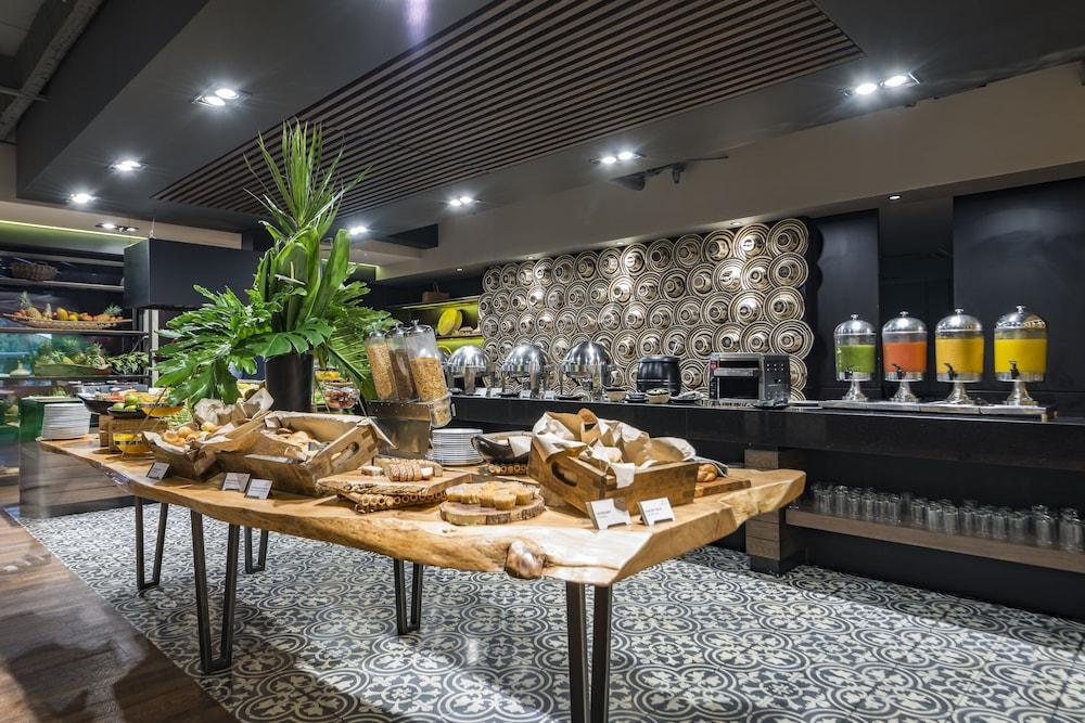 โรงแรมโมวิช ลาส โลมาส ริโอเนโกร ภายนอก รูปภาพ The lounge at the airport