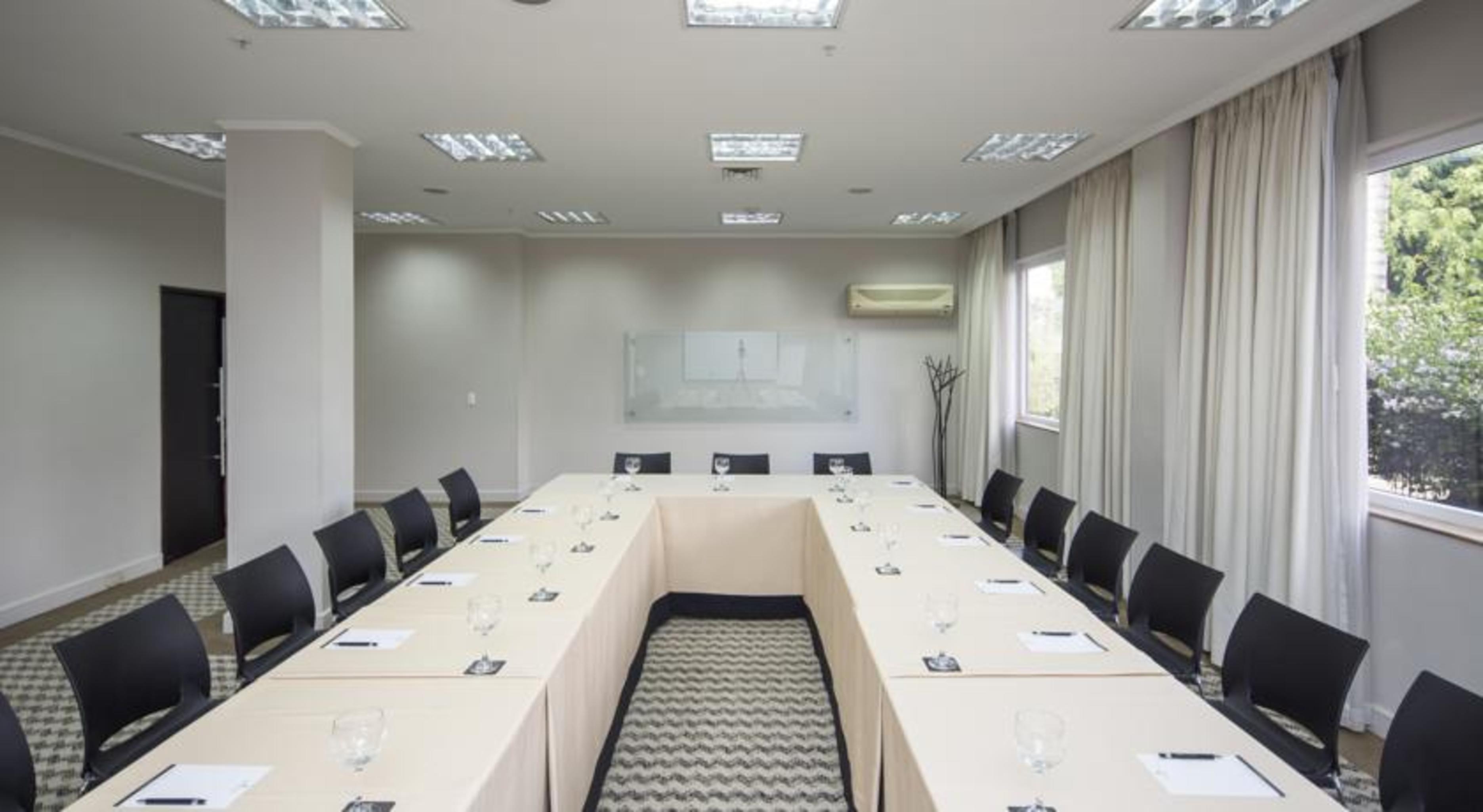 โรงแรมโมวิช ลาส โลมาส ริโอเนโกร ภายนอก รูปภาพ U-shaped table