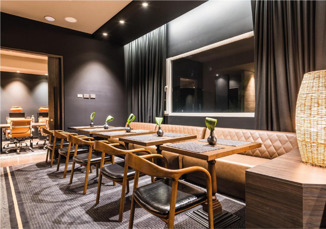 โรงแรมโมวิช ลาส โลมาส ริโอเนโกร ภายนอก รูปภาพ The lounge at the airport