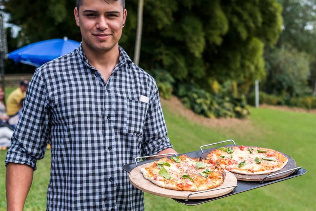 โรงแรมโมวิช ลาส โลมาส ริโอเนโกร ภายนอก รูปภาพ A pizza prepared on a wood-fired oven