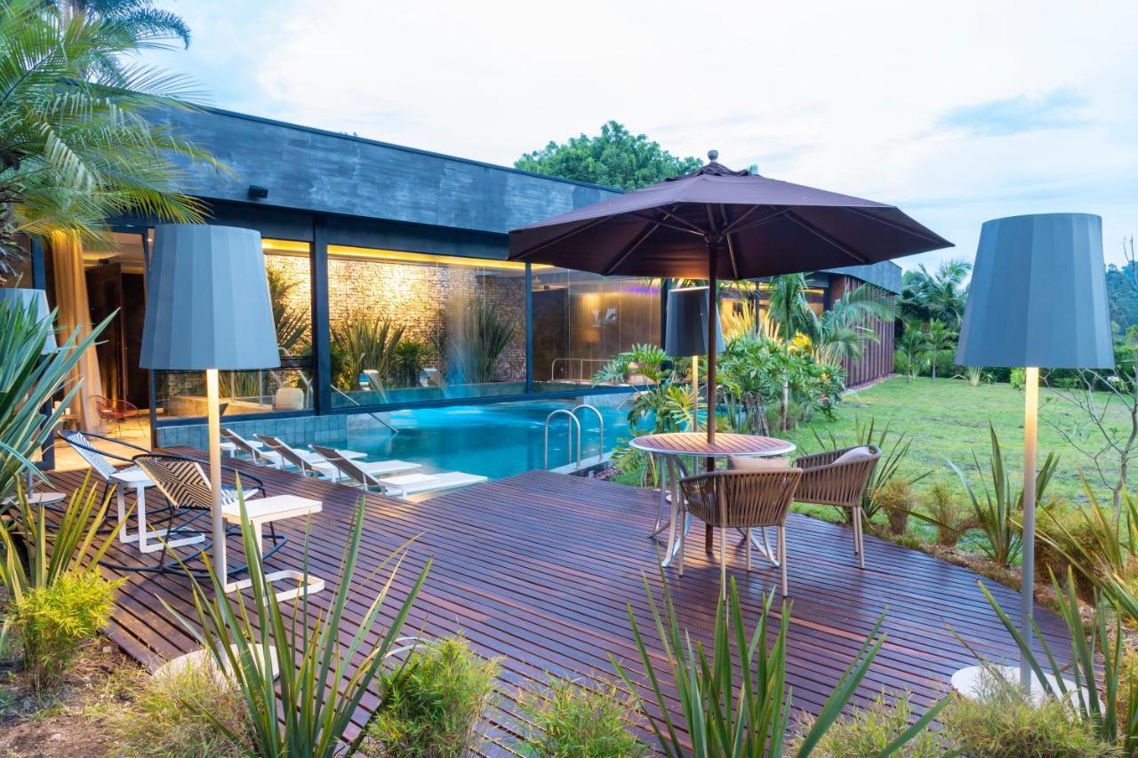 โรงแรมโมวิช ลาส โลมาส ริโอเนโกร ภายนอก รูปภาพ The swimming pool at the hotel